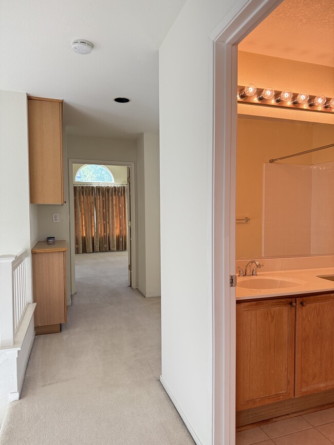 Building Photo - 1032 Feather Cir