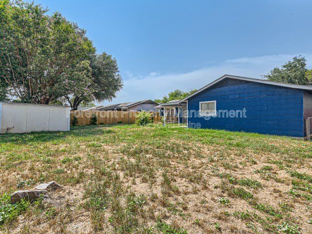 Building Photo - 7422 Stonehouse Dr