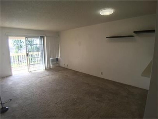 Building Photo - Great 2bd/1.5ba unit with 2 parking stalls...