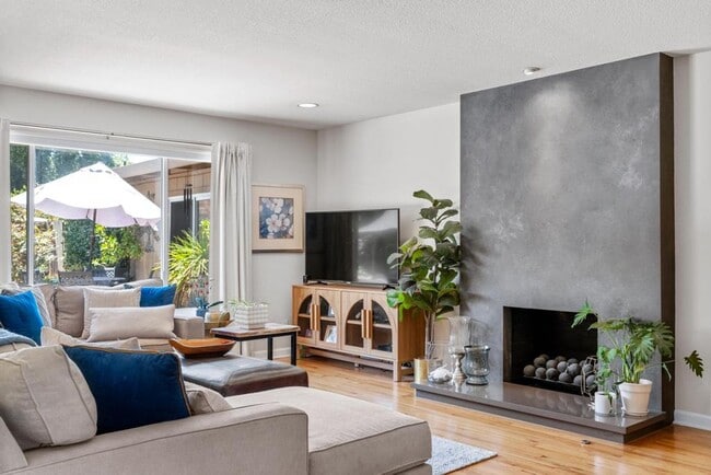 Building Photo - Stunning home located is sought after Northgate!