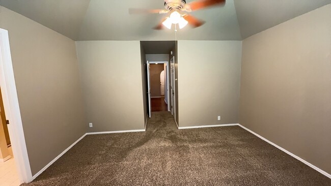 Building Photo - Welcome to this charming 3-bedroom, 2-bath...