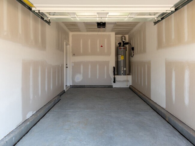 Building Photo - Like New Townhome in North Charlotte.