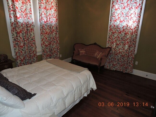 Building Photo - Renovated 2BR/1BA cottage in Historic Beauregard Town