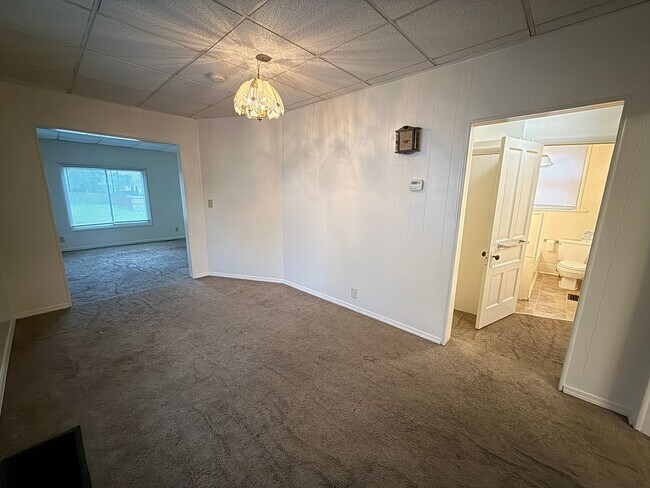Building Photo - 205 S Pleasant St