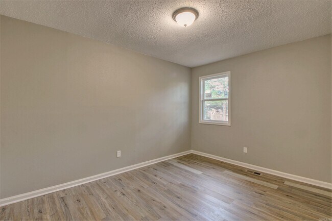 Building Photo - 1900 Labette Manor Dr