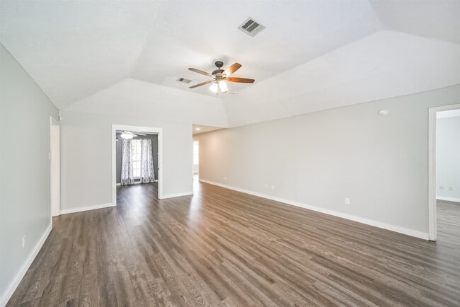 Building Photo - 1021 N Sunset Dr