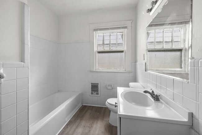 Building Photo - Charming 4 Bedroom, 2 Bathroom house