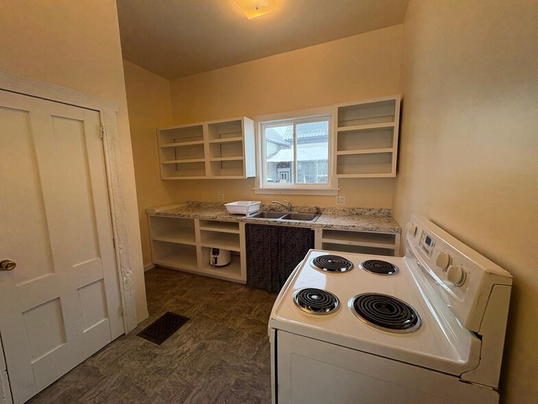 Building Photo - 165 Church St