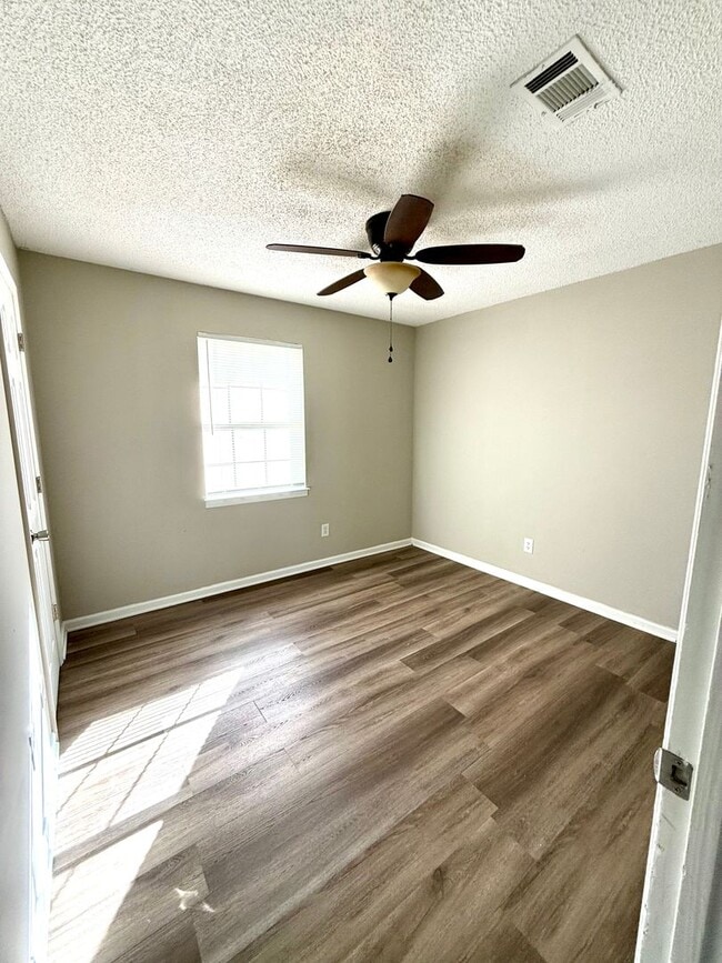 Building Photo - Spacious corner lot with a private backyard- Available 4/10!!