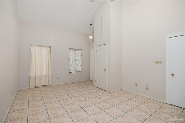 Building Photo - 14 Evergreen Ave