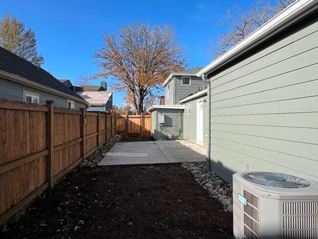 Building Photo - 3Bd/2Ba Two Story House - Available Now!