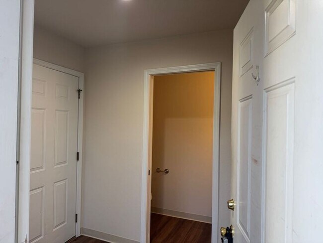 Building Photo - Stunning 2 Bed, 2.5 Bath Townhouse — Fully Renovated!