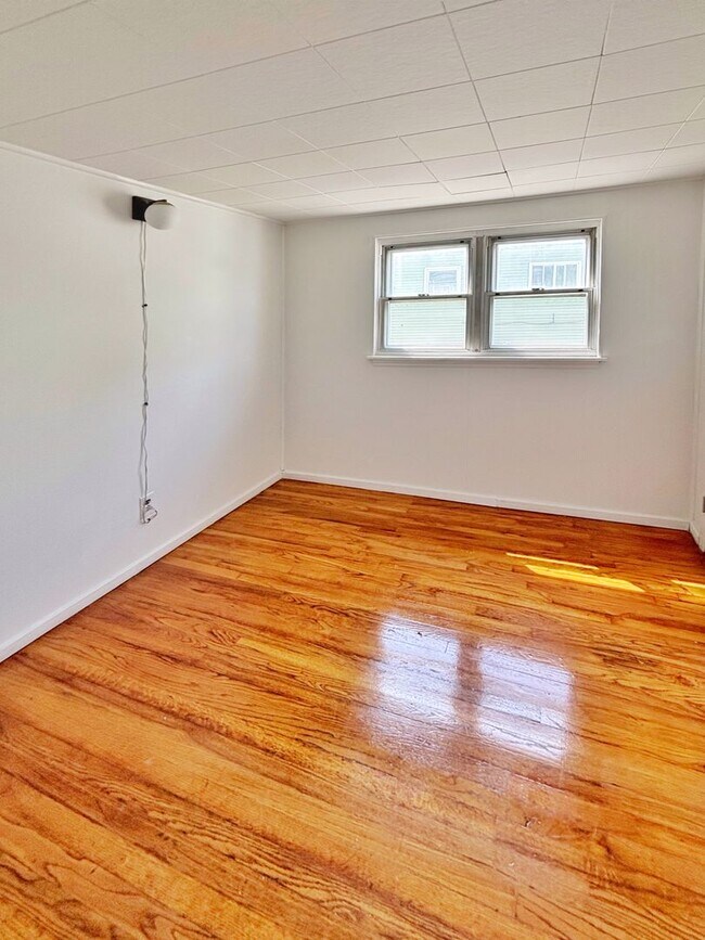 Building Photo - Charming 3-Bedroom Home in Quiet Cul-de-Sa...