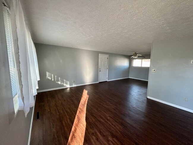 Building Photo - 3 bed 1 bath close to shopping, schools, parks and more!