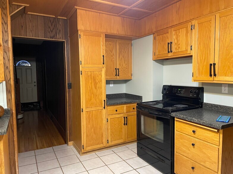 Building Photo - 5185 Samuelson Rd