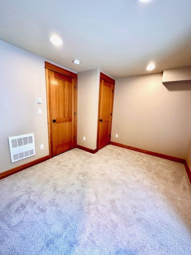 Building Photo - West Seattle Townhouse, Location Location ...