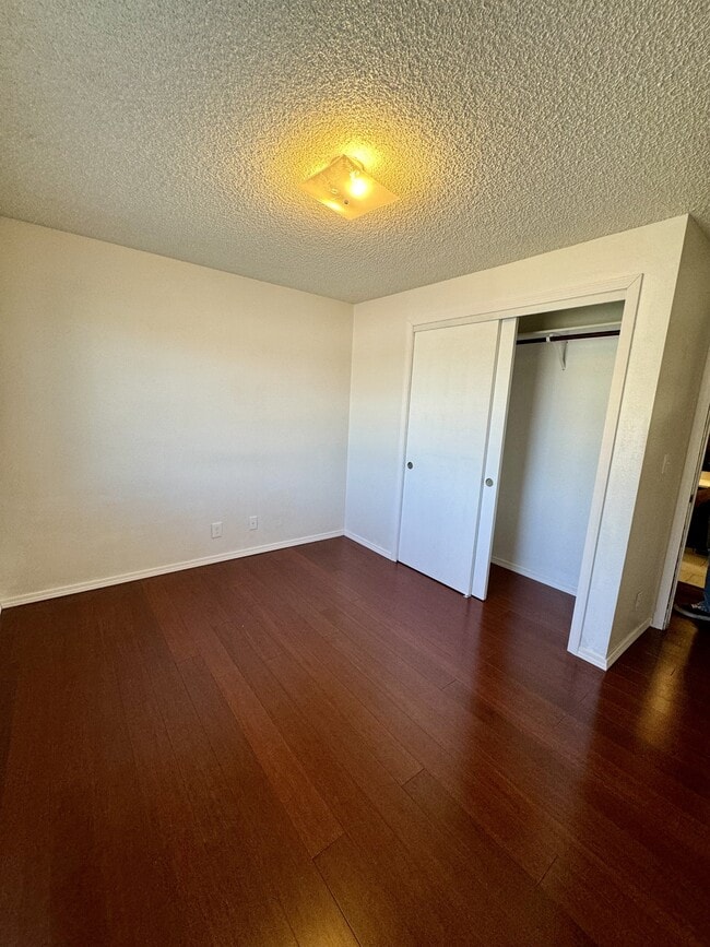 Building Photo - 735 E 15th N St