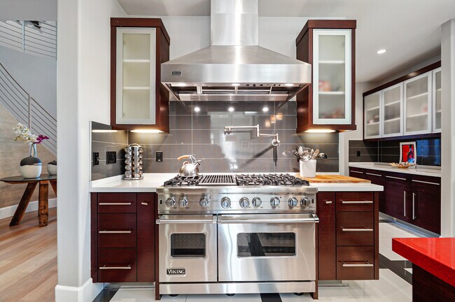 Gourmet kitchen - 841 N Crescent Heights Blvd