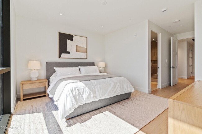 Building Photo - 5000 N Camelback Rdg Dr