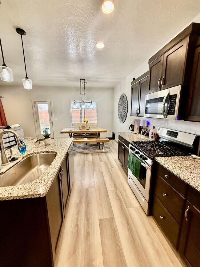 Building Photo - Lovely Pet Friendly 3-BR + Office in Sage Canyon