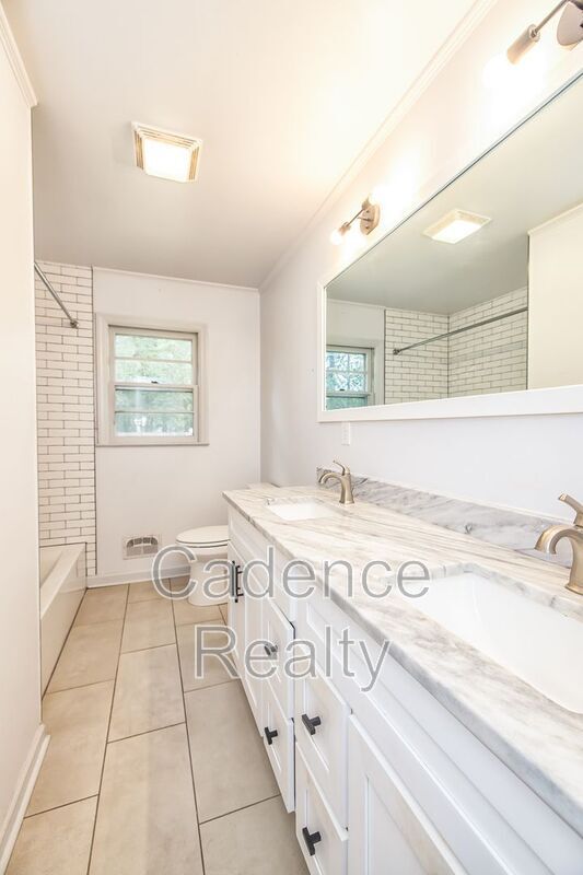 Building Photo - 9 Castlewood Dr