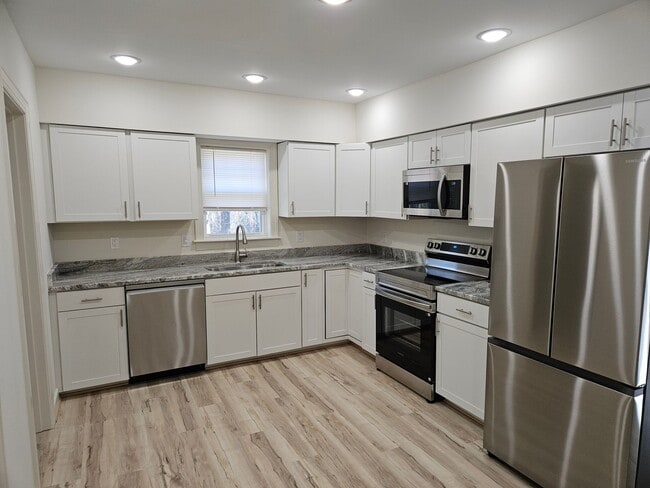 Building Photo - Like Brand New 3 Bedroom 2 Bath Home in Sandston!