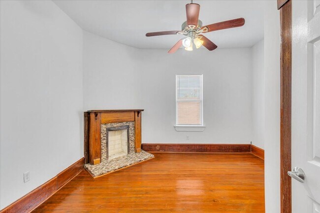 Building Photo - Beautiful 4 bedroom home downtown