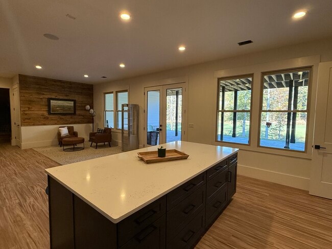 Building Photo - 1031 Pinehurst Dr