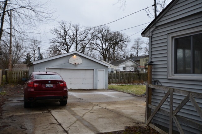 Building Photo - 23247 W N Lakewood Ln