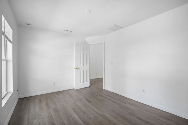 Building Photo - 4646-4646 15th St SW