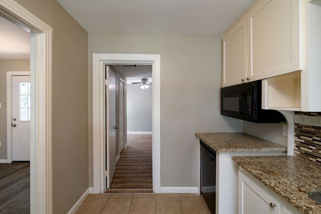 Building Photo - Cozy 3 bedroom, 1 bathroom home located in...