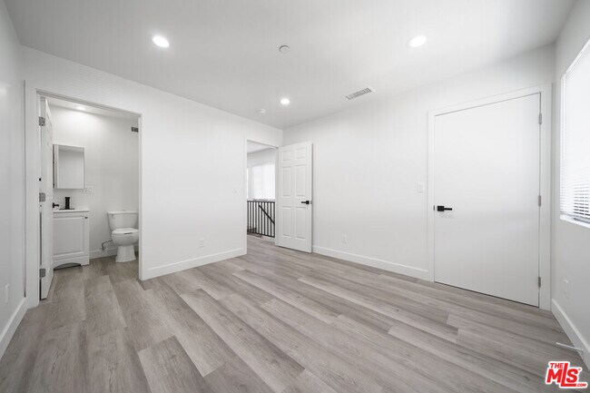 Building Photo - 4112 1/2 Normandie Ave