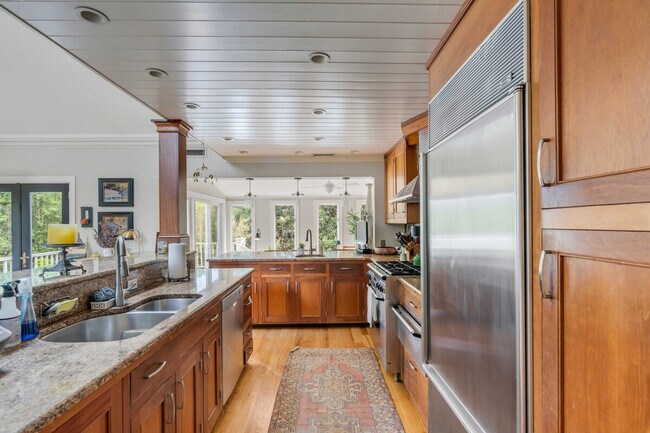 Building Photo - 209 Station 17 St