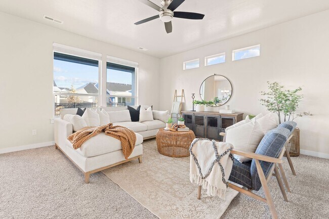 Building Photo - 5 Bedroom 2.5 Bath FOUR CAR GARAGE Eagle, ...