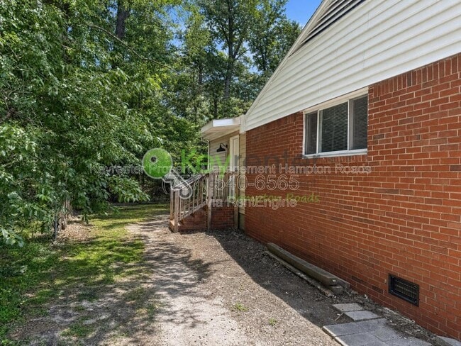 Building Photo - 543 McLean St
