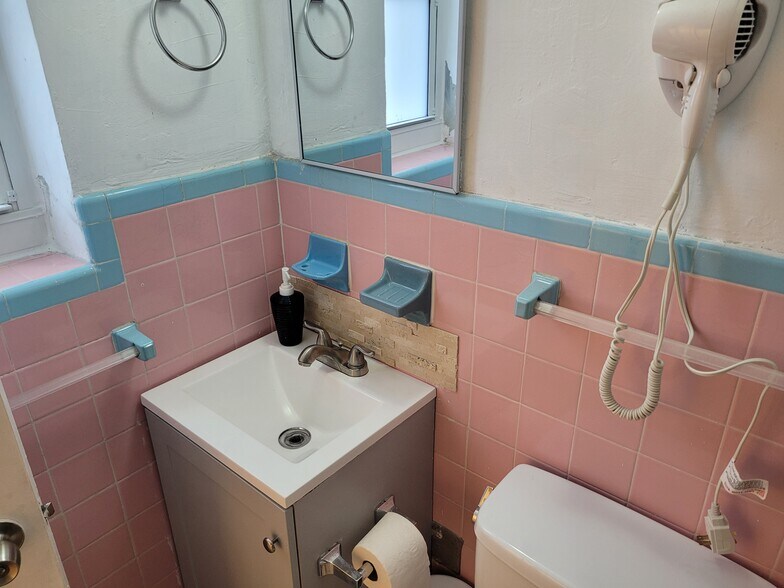 Building Photo - 129 SE 2nd Ter