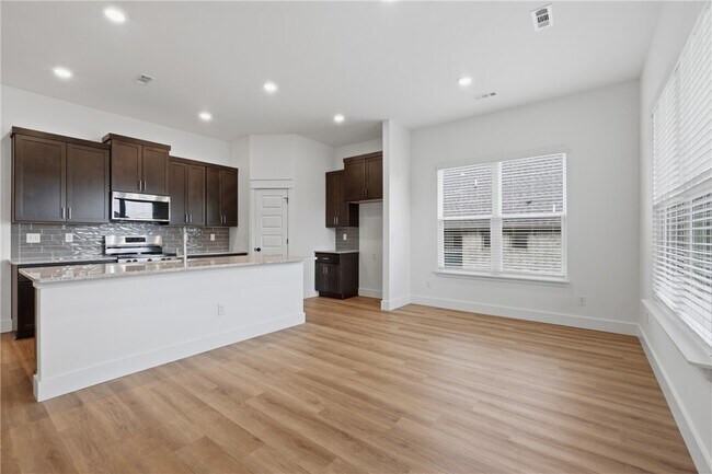 Building Photo - 5109 Vista Ave