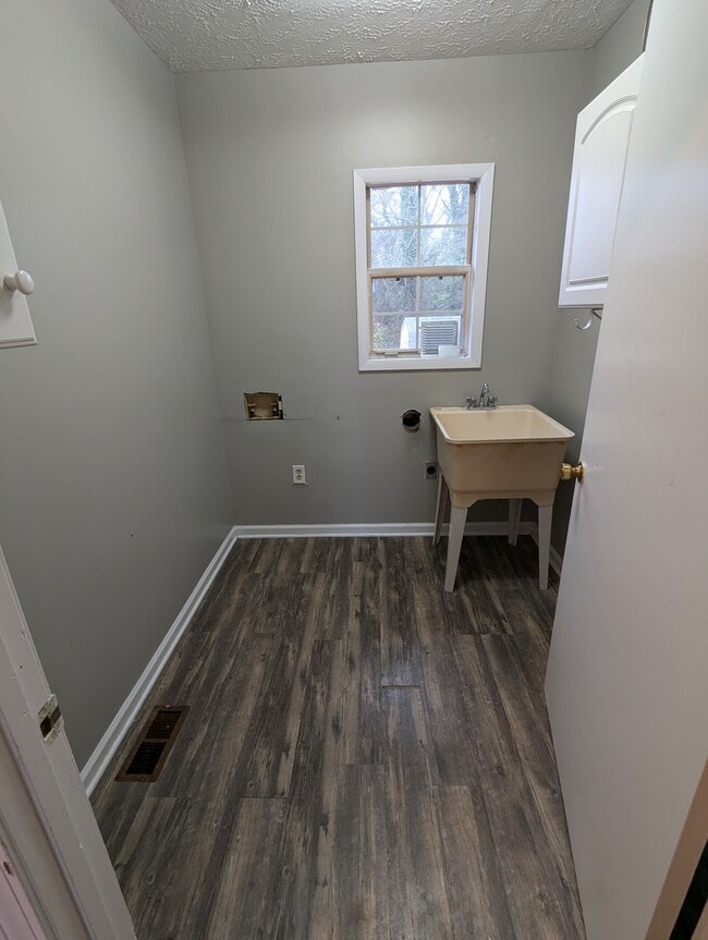 Building Photo - 155 Cone Dr