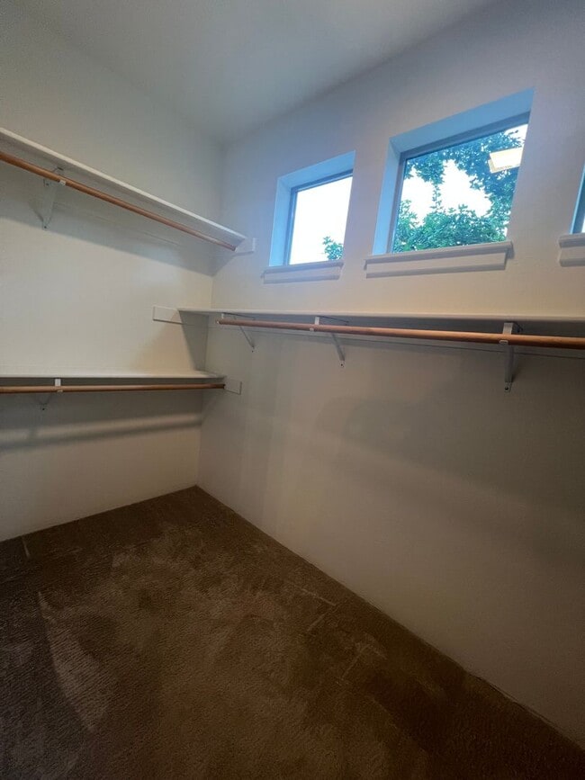Building Photo - Contemporary 3/2.5 Talent home in Central Location | Available Now