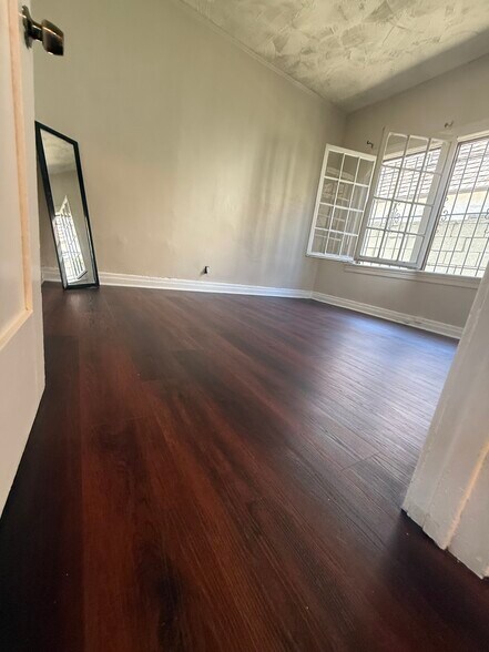 Building Photo - 839 N Poinsettia Pl