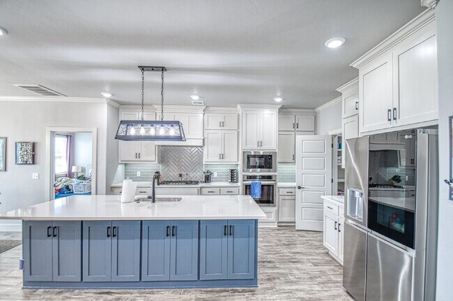 Building Photo - Spacious 5-Bedroom Home with 3 Full Baths ...