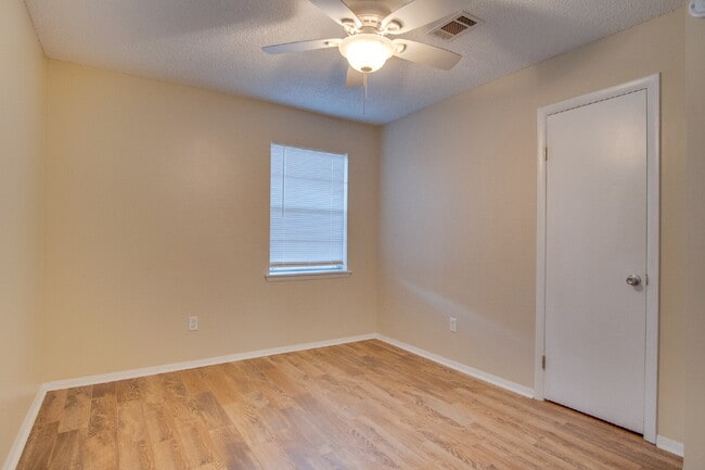 Building Photo - Fully Renovated 3/2 Just Minutes from the ...
