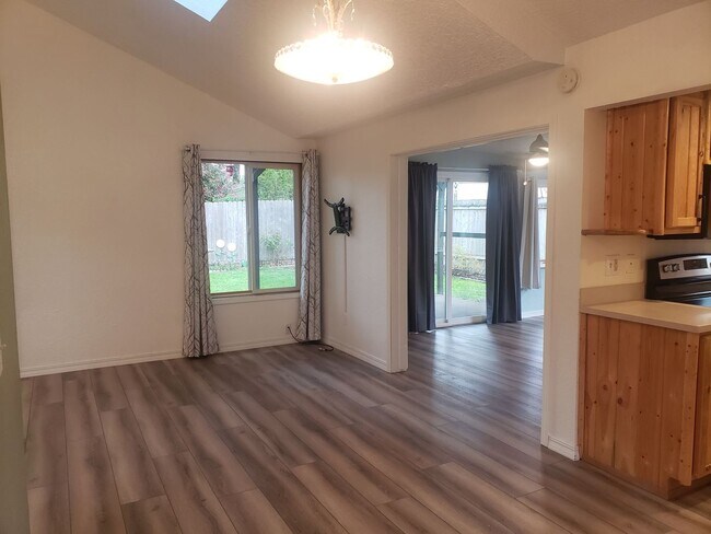 Building Photo - Adorable One-Level House with Huge Backyard in Vancouver!