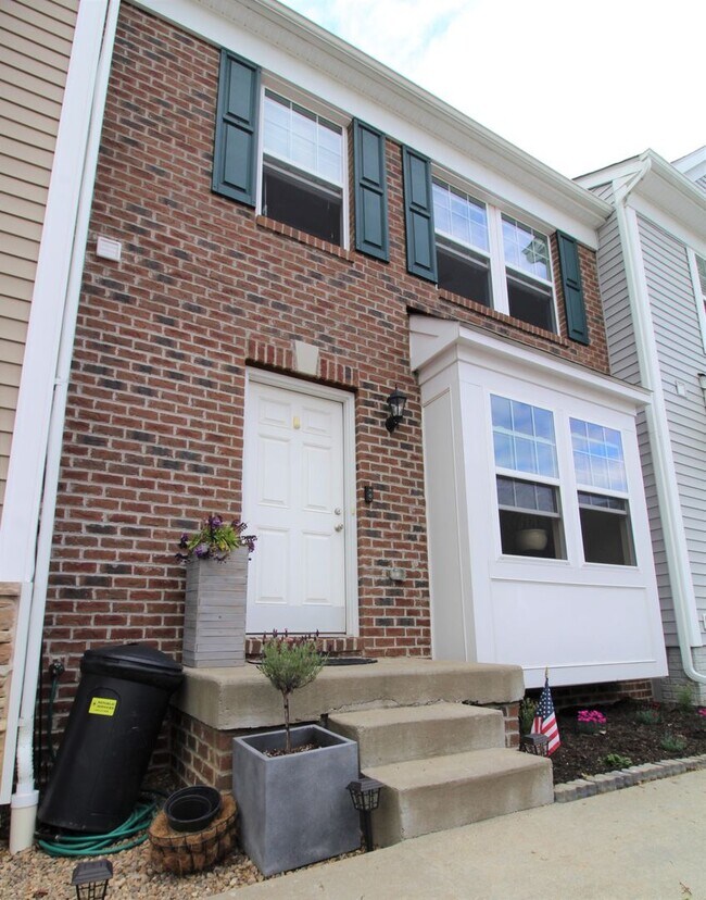Building Photo - 3 Bed/ 2.5 Bath Townhome close to the interstate - Available 06/08/2026