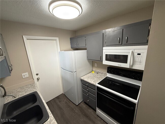 Building Photo - 2465 Warren Pkwy