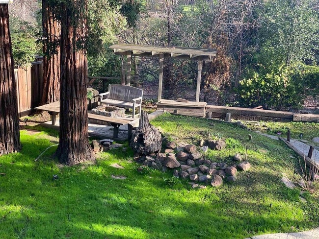 Building Photo - 894 St John Cir