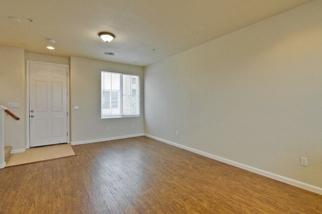 Building Photo - Sought-after Multi-level Home Near Great Mall!