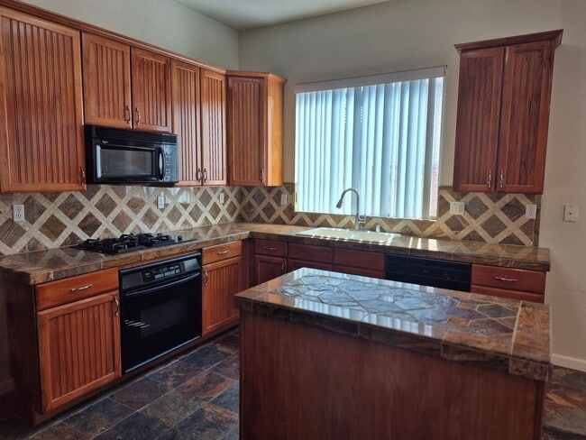 Building Photo - Beautiful 4 bedroom 3.5 bath in Natomas Park