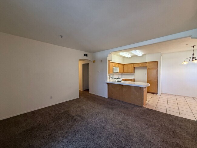 Building Photo - Centrally Located Downstairs Condo in the Oak Creek Villas