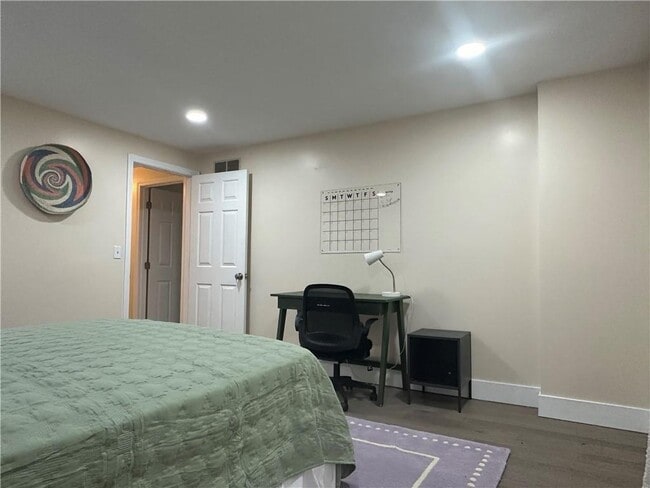 Building Photo - 351 New London Ave